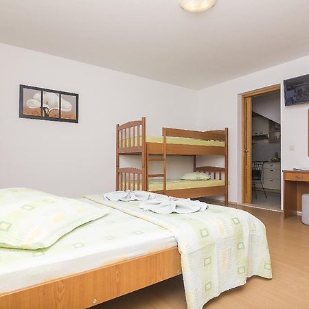 Apartments With A Parking Space Brela, Makarska - 11687 الغرفة الصورة