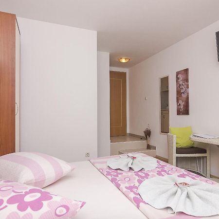 Apartments With A Parking Space Brela, Makarska - 11687 الغرفة الصورة