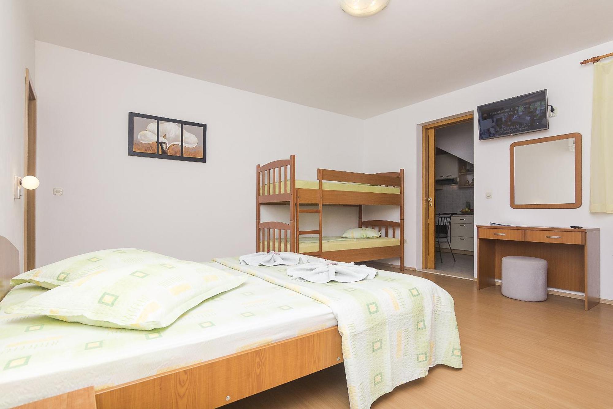 Apartments With A Parking Space Brela, Makarska - 11687 الغرفة الصورة