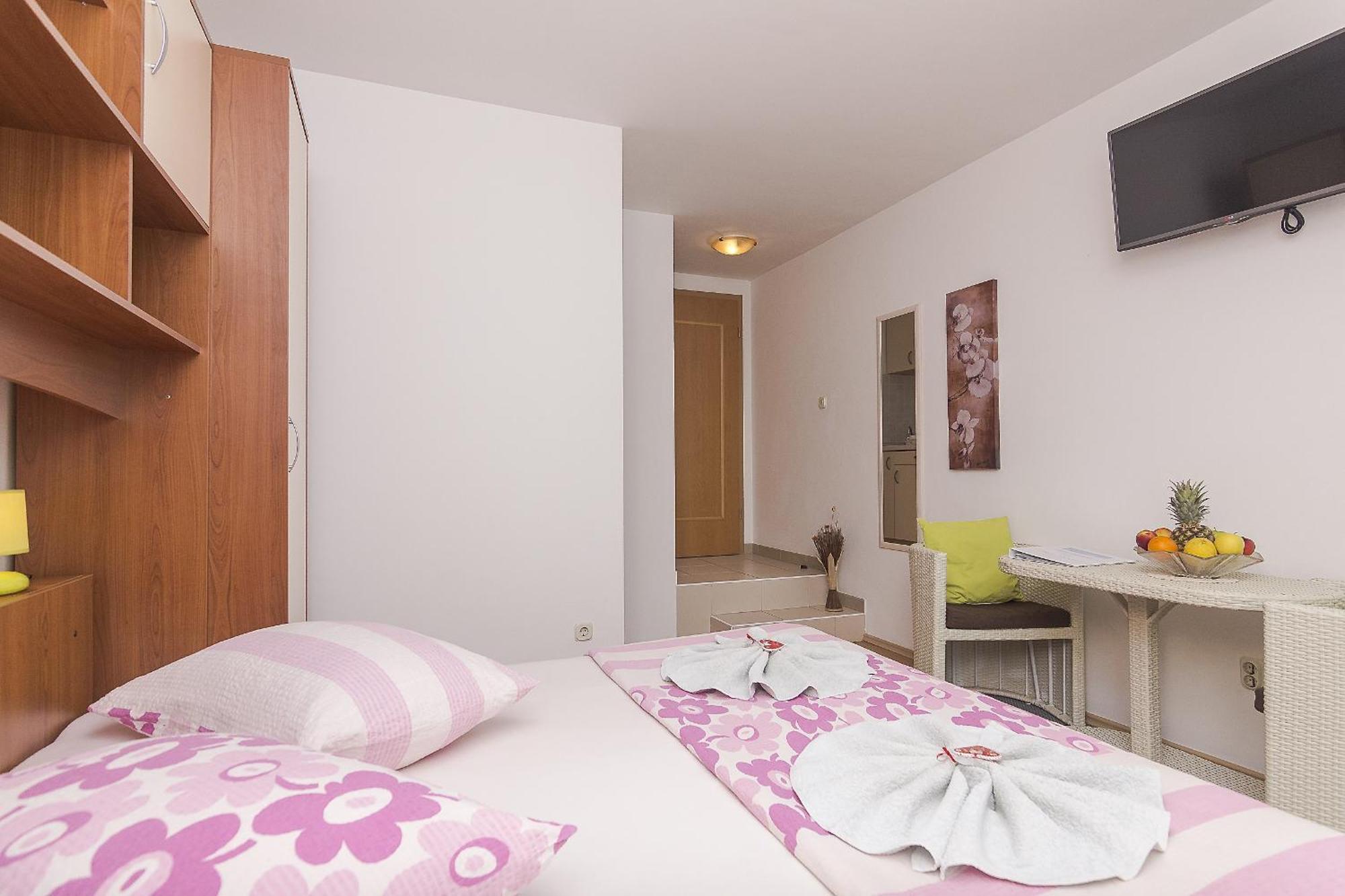 Apartments With A Parking Space Brela, Makarska - 11687 الغرفة الصورة