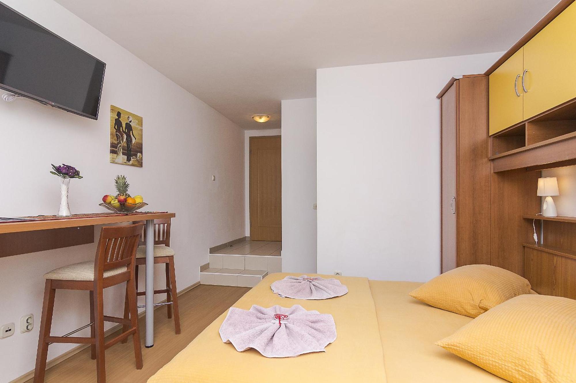 Apartments With A Parking Space Brela, Makarska - 11687 الغرفة الصورة