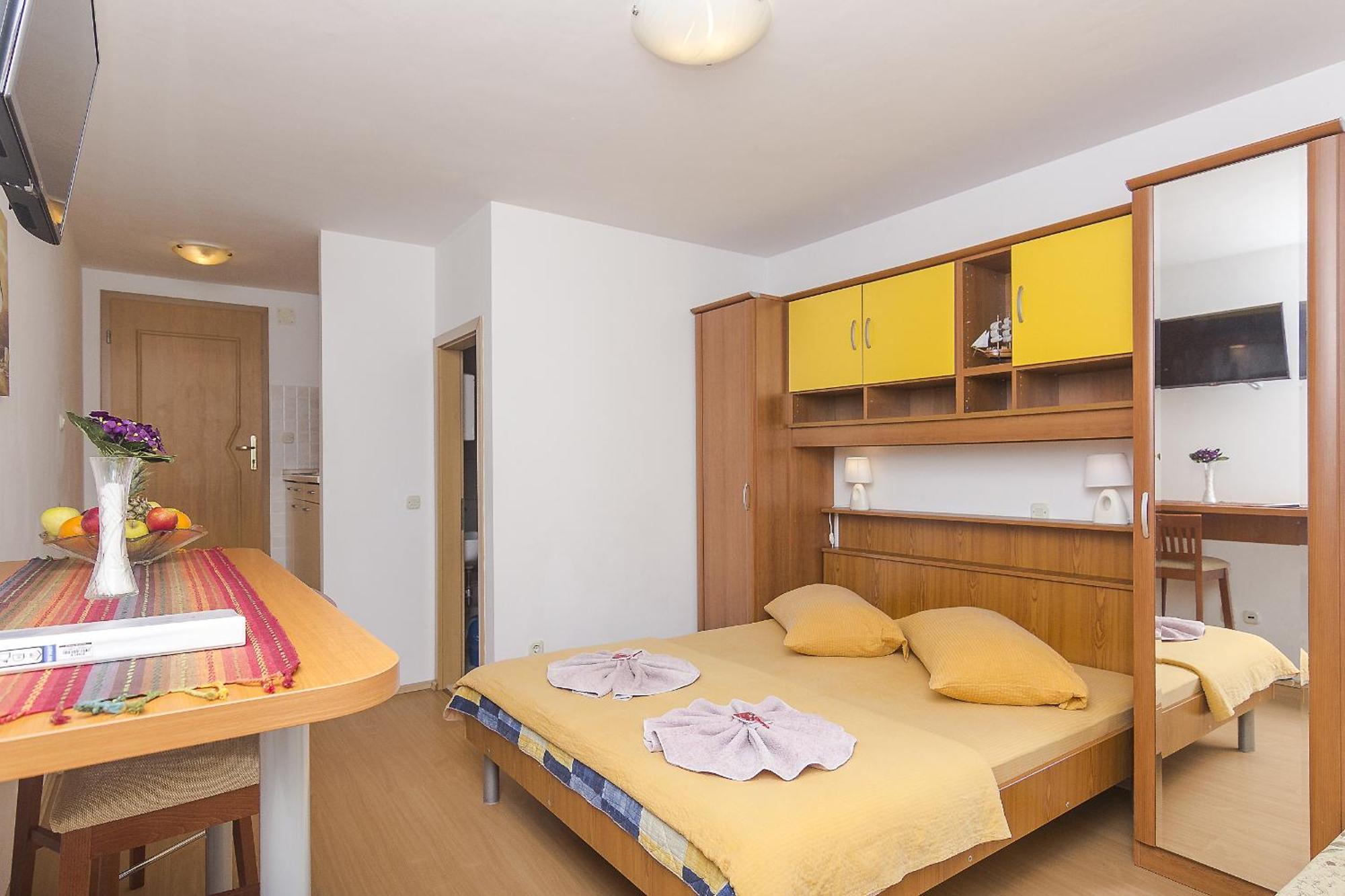 Apartments With A Parking Space Brela, Makarska - 11687 الغرفة الصورة