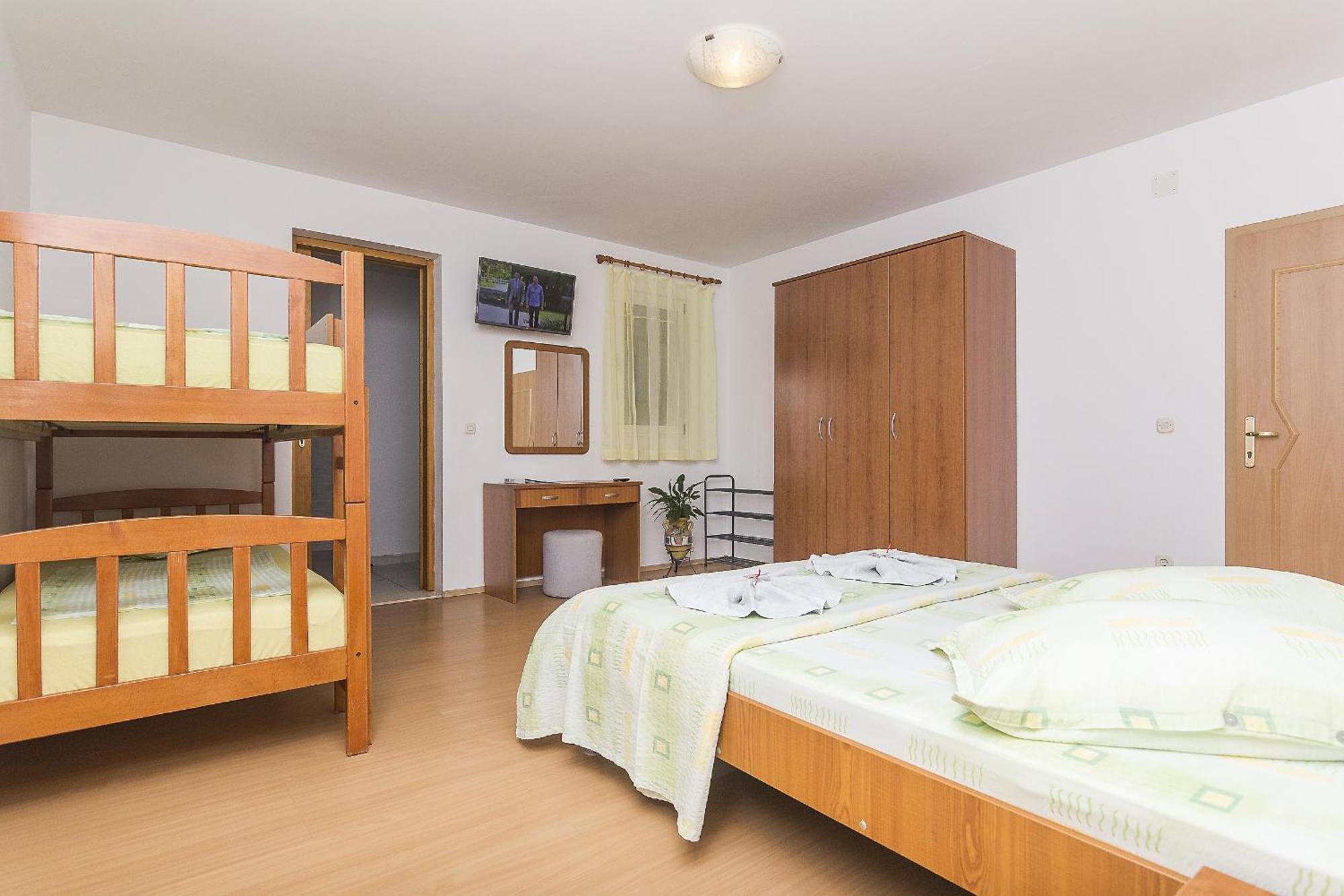 Apartments With A Parking Space Brela, Makarska - 11687 الغرفة الصورة